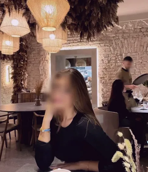 Alexandra, 25