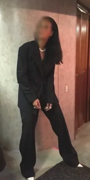 Claudia, 23