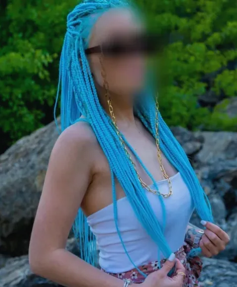 Nina, 33