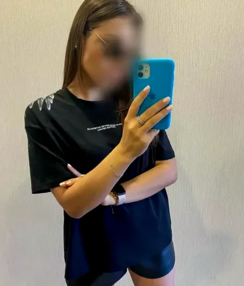 Zeynep, 27